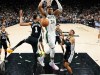 Los Spurs lideran a los Bucks 66-53 al descanso