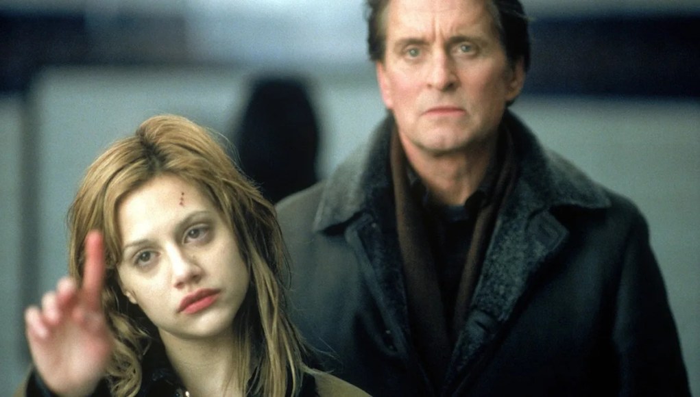 El thriller de Michael Douglas y Brittany Murphy que quema las listas de Netflix El thriller de Michael Douglas y Brittany Murphy que quema las listas de Netflix