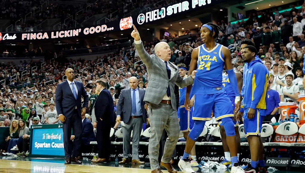 El entrenador de UCLA, Mick Cronin, expulsa a su propio jugador después de una falta técnica al final de la derrota ante el No. 15 Michigan State El entrenador de UCLA, Mick Cronin, expulsa a su propio jugador después de una falta técnica al final de la derrota ante el No. 15 Michigan State