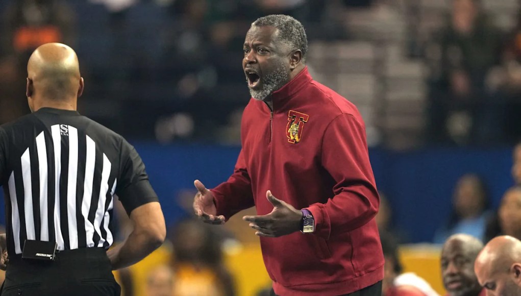 El entrenador de Tuskegee, Benjy Taylor, ‘sin palabras’ después de ser escoltado fuera de la cancha esposado, contrata a un abogado de derechos civiles El entrenador de Tuskegee, Benjy Taylor, ‘sin palabras’ después de ser escoltado fuera de la cancha esposado, contrata a un abogado de derechos civiles