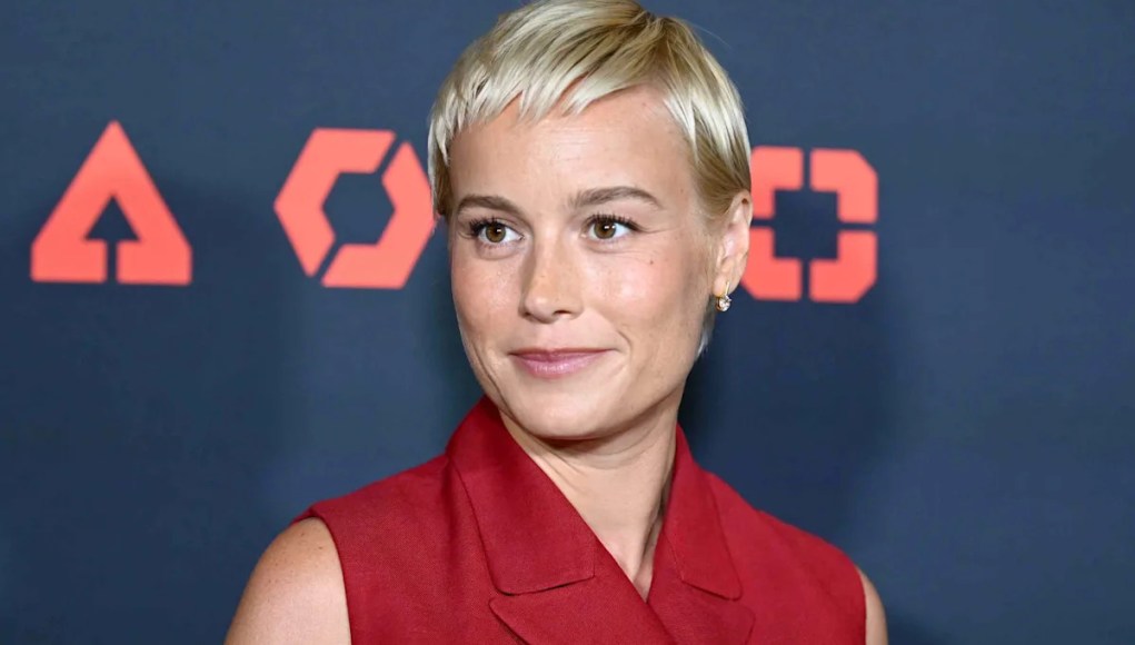 Brie Larson luce tan diferente cuando abandona su corte rubio por su cabello más largo y oscuro en años Brie Larson luce tan diferente cuando abandona su corte rubio por su cabello más largo y oscuro en años