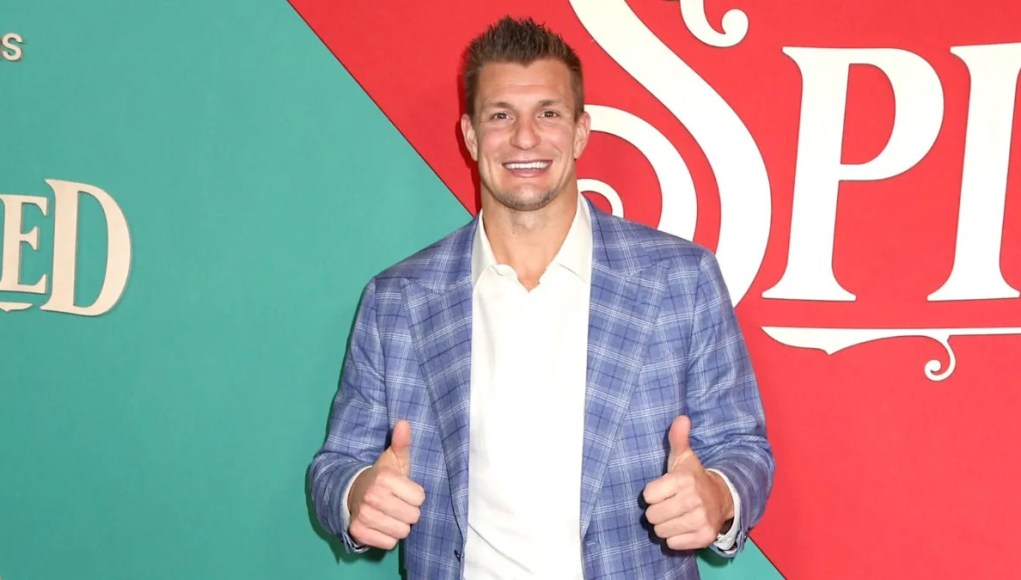 Rob Gronkowski confirma que «técnicamente» no ha gastado «nada» de su dinero de la NFL y dice que es «muy frugal» Rob Gronkowski confirma que «técnicamente» no ha gastado «nada» de su dinero de la NFL y dice que es «muy frugal»