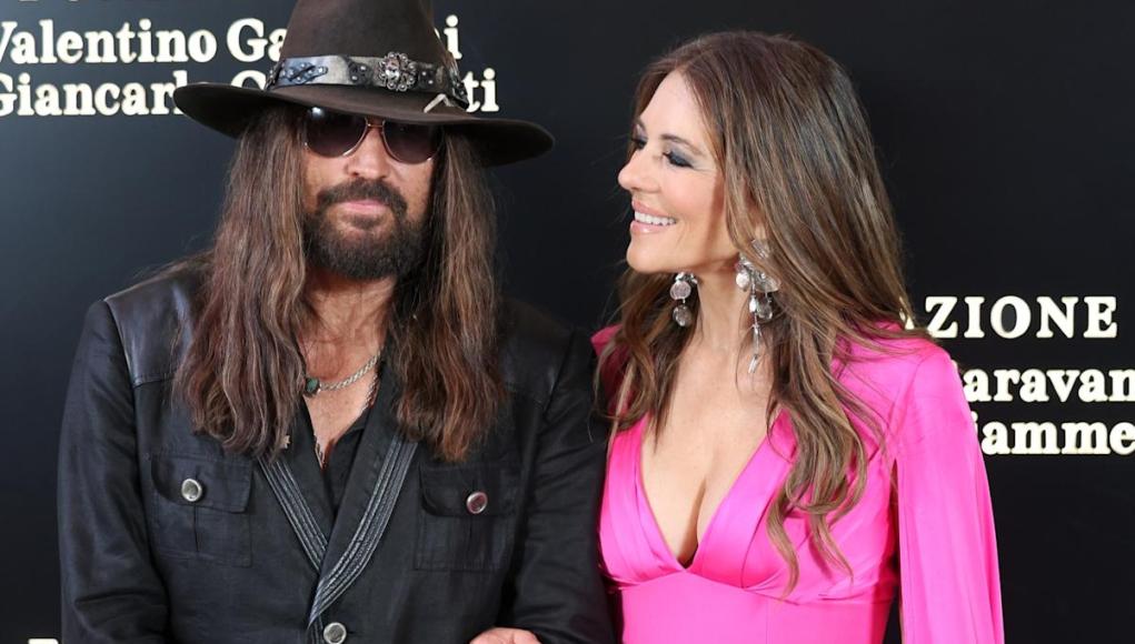 Elizabeth Hurley dice acerca de estar ‘enamorado’ en la imagen del traje de cumpleaños en medio de Billy Ray Cyrus Romance Elizabeth Hurley dice acerca de estar ‘enamorado’ en la imagen del traje de cumpleaños en medio de Billy Ray Cyrus Romance