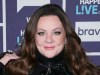 Melissa McCarthy llama la atención con un vestido brillante para una ‘cita nocturna informal’
