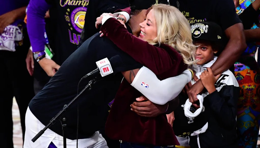 Jeanie Buss niega el informe de que sentía que LeBron James no estaba lo suficientemente agradecido después de que los Lakers eligieran a su hijo Bronny en el Draft de la NBA. Jeanie Buss niega el informe de que sentía que LeBron James no estaba lo suficientemente agradecido después de que los Lakers eligieran a su hijo Bronny en el Draft de la NBA.
