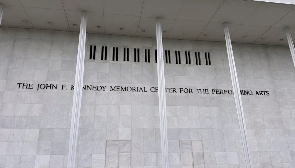 La junta elegida cuidadosamente por Trump vota para cambiar el nombre del centro de artes escénicas de Washington a Centro Trump-Kennedy La junta elegida cuidadosamente por Trump vota para cambiar el nombre del centro de artes escénicas de Washington a Centro Trump-Kennedy