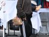 Hilary Duff hace que los pantalones deportivos luzcan elegantes, y todo gracias a este elegante bolso cruzado