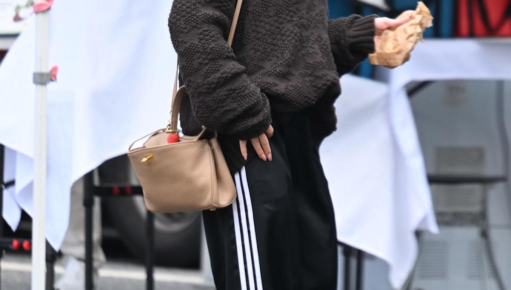 Hilary Duff hace que los pantalones deportivos luzcan elegantes, y todo gracias a este elegante bolso cruzado Hilary Duff hace que los pantalones deportivos luzcan elegantes, y todo gracias a este elegante bolso cruzado