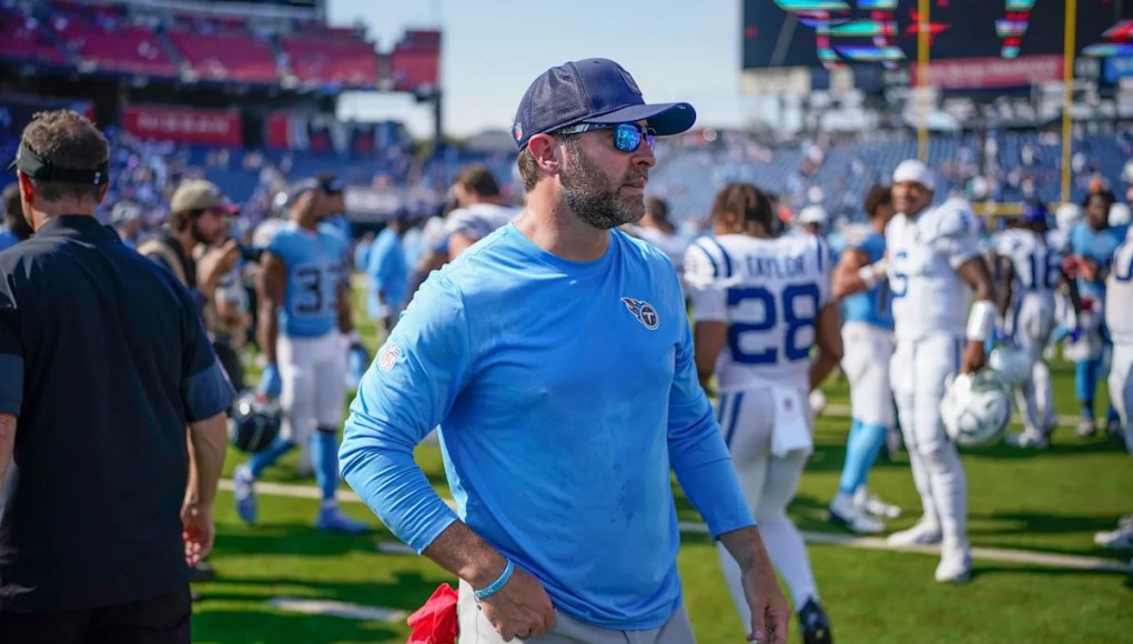 Brian Callahan de los Titanes entregando tareas ofensivas de juego de juego a Bo Hardegree después de 0-3 inicio Brian Callahan de los Titanes entregando tareas ofensivas de juego de juego a Bo Hardegree después de 0-3 inicio