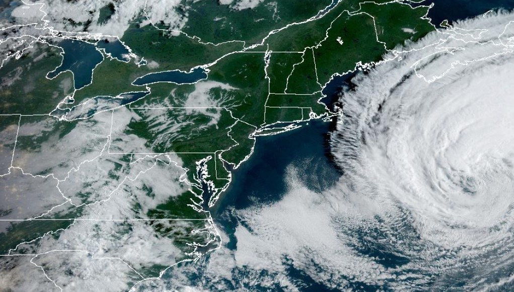 La tormenta de la categoría 2 se mueve hacia el noreste, aún posa las crecientes de surf y rescates de la vida a lo largo de la costa este La tormenta de la categoría 2 se mueve hacia el noreste, aún posa las crecientes de surf y rescates de la vida a lo largo de la costa este
