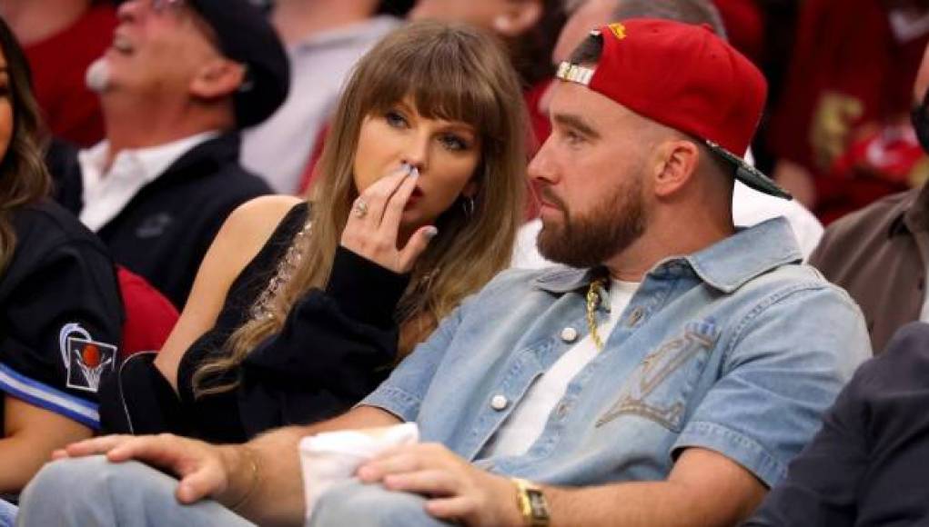 Taylor Swift ayuda a Travis Kelce a alegrar el día de un joven aficionado en un partido de la NBA Taylor Swift ayuda a Travis Kelce a alegrar el día de un joven aficionado en un partido de la NBA