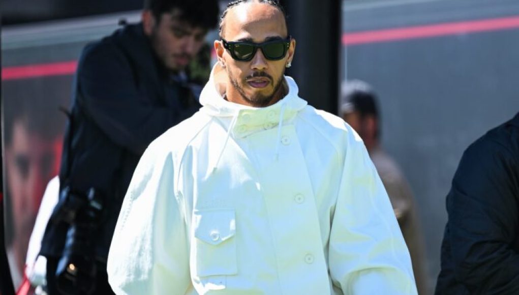 Lewis Hamilton llama la atención con un traje completamente blanco en el Gran Premio de Canadá de 2026 Lewis Hamilton llama la atención con un traje completamente blanco en el Gran Premio de Canadá de 2026