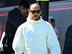 Lewis Hamilton llama la atención con un traje completamente blanco en el Gran Premio de Canadá de 2026