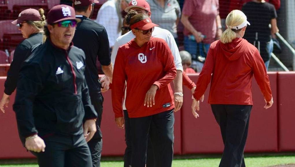 La racha de la Serie Mundial Universitaria Femenina de Oklahoma está en juego después de una derrota improbable en el Súper Regional La racha de la Serie Mundial Universitaria Femenina de Oklahoma está en juego después de una derrota improbable en el Súper Regional
