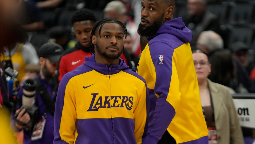 El momento de LeBron James y Bronny James durante el juego de los Lakers llama la atención El momento de LeBron James y Bronny James durante el juego de los Lakers llama la atención