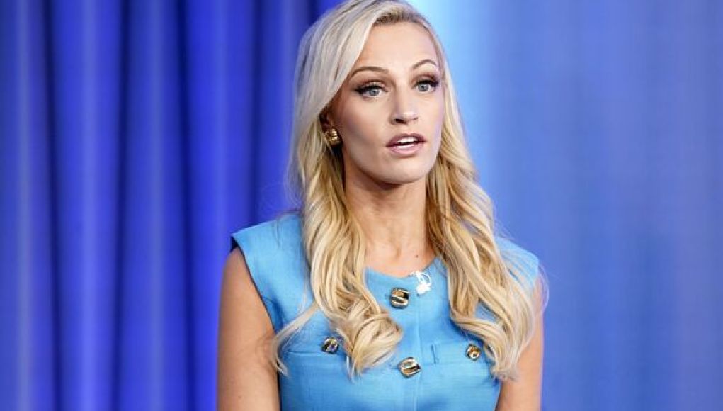 El copresentador de Fox News anuncia embarazo y revelación de género al aire El copresentador de Fox News anuncia embarazo y revelación de género al aire