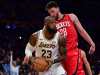 LeBron James y Alperen Sengun chocan durante la estrecha derrota de los Lakers en los playoffs ante los Rockets