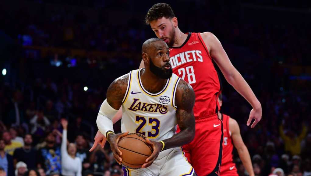 LeBron James y Alperen Sengun chocan durante la estrecha derrota de los Lakers en los playoffs ante los Rockets LeBron James y Alperen Sengun chocan durante la estrecha derrota de los Lakers en los playoffs ante los Rockets