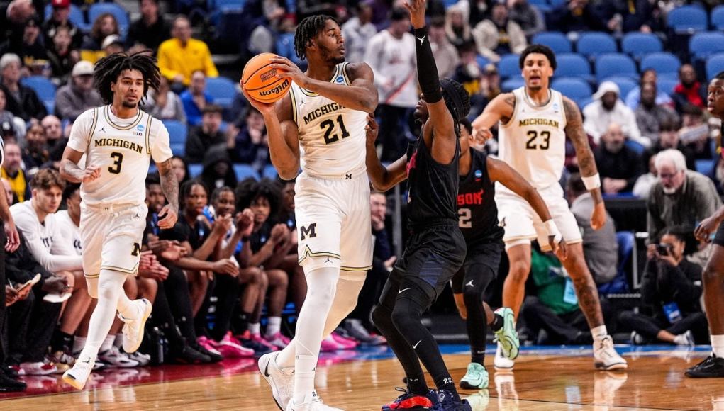 El No. 1 Michigan supera a Howard en una victoria de alto puntaje El No. 1 Michigan supera a Howard en una victoria de alto puntaje