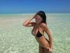 Kylie Jenner disfruta de sus vacaciones tropicales con un traje de baño de hilo pequeño y una cadena dorada para el vientre