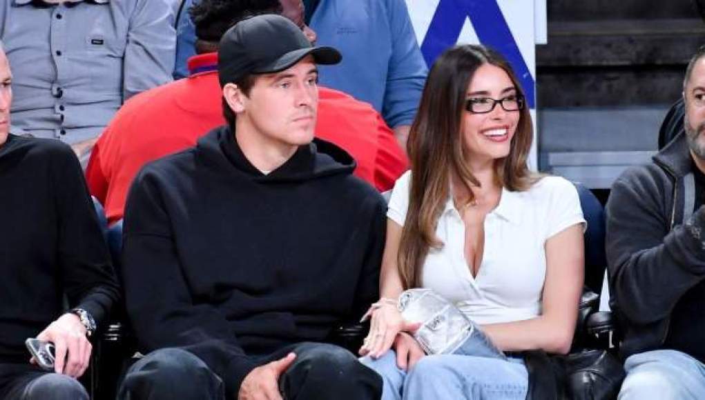 Madison Beer muestra cómo usar una blusa lisa con audacia durante el juego de los Lakers Madison Beer muestra cómo usar una blusa lisa con audacia durante el juego de los Lakers