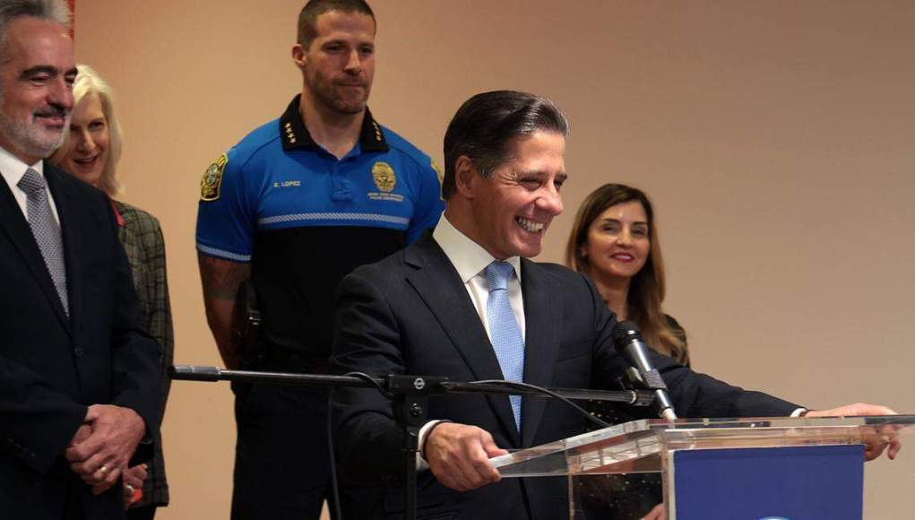 La empresa de tecnología implicada en la investigación del FBI relacionada con Carvalho recaudó 1,6 millones de dólares de las escuelas de Miami-Dade La empresa de tecnología implicada en la investigación del FBI relacionada con Carvalho recaudó 1,6 millones de dólares de las escuelas de Miami-Dade