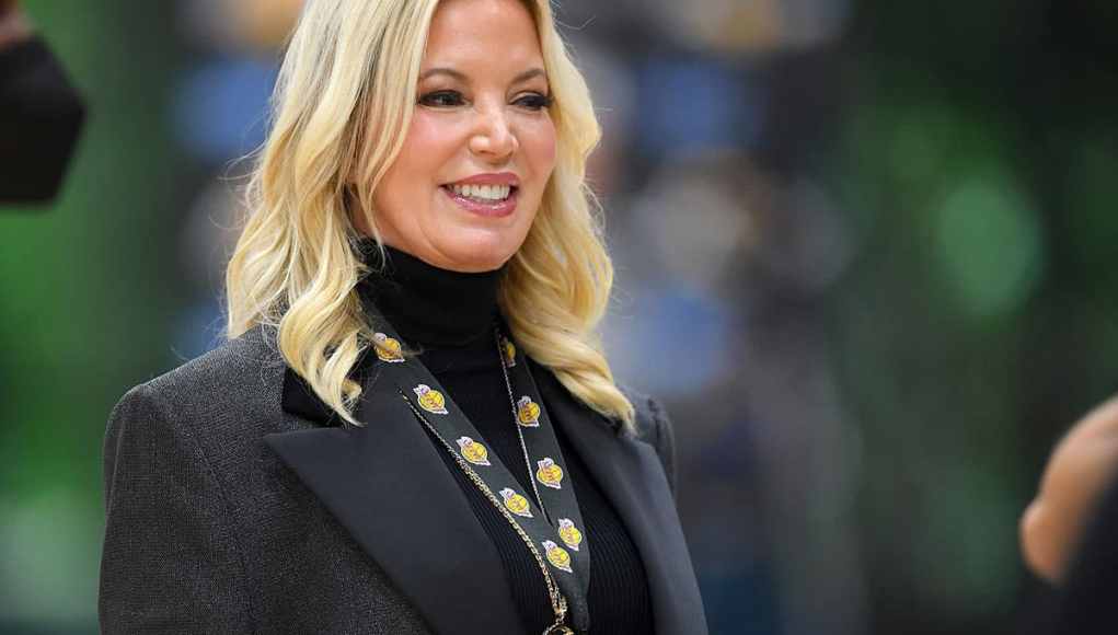 Jeanie Buss de los Lakers revela el genial movimiento de Jerry Buss que es «ilegal en la mayoría de los países debido a un asesinato» Jeanie Buss de los Lakers revela el genial movimiento de Jerry Buss que es «ilegal en la mayoría de los países debido a un asesinato»