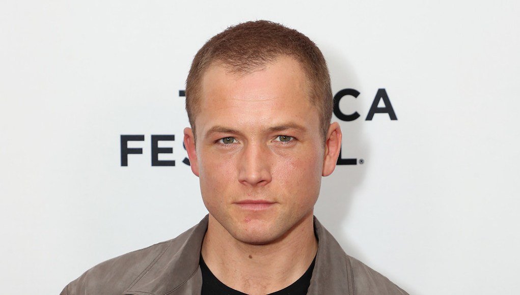 Taron Egerton sale con Brooks Nader Taron Egerton sale con Brooks Nader