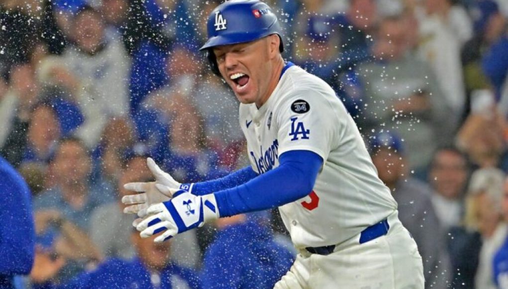 Freddie Freeman ayuda al novato de los Rockies, Kyle Karros, a encontrar a su padre Eric en la cabina de transmisión de los Dodgers Freddie Freeman ayuda al novato de los Rockies, Kyle Karros, a encontrar a su padre Eric en la cabina de transmisión de los Dodgers