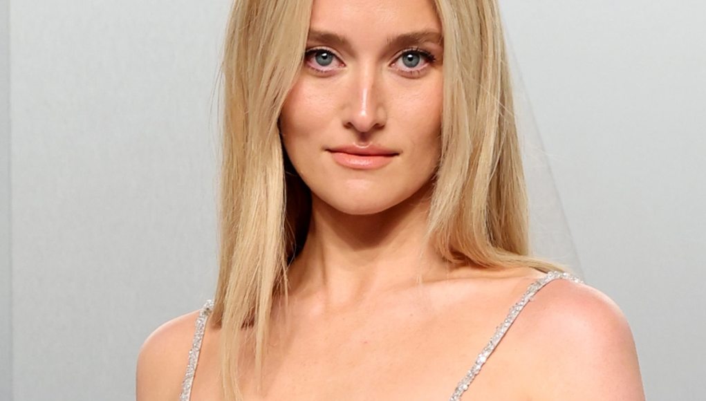 Sarah Pidgeon canaliza a Carolyn Bessette en la fiesta de los Oscar de Vanity Fair Sarah Pidgeon canaliza a Carolyn Bessette en la fiesta de los Oscar de Vanity Fair