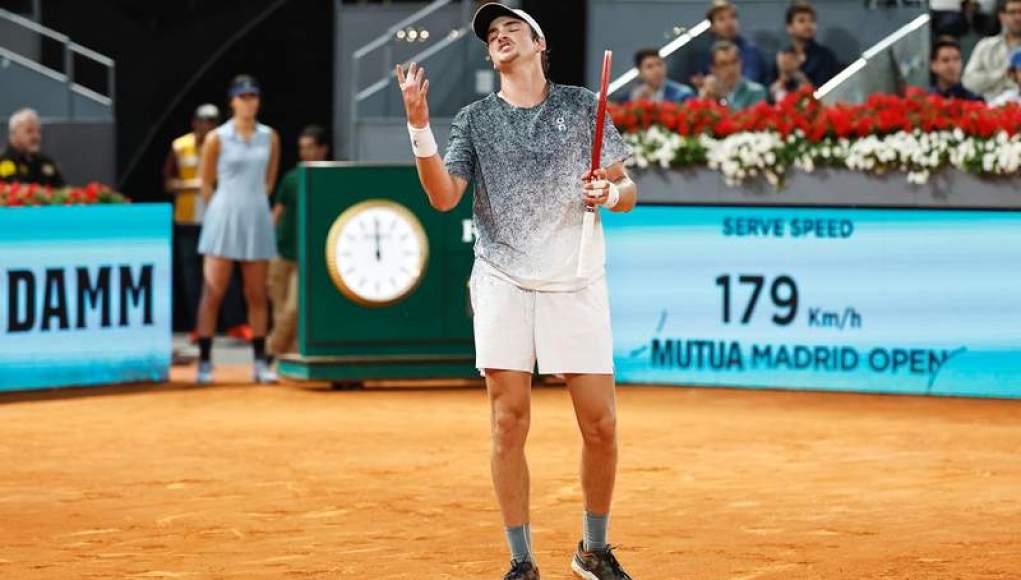 La estrella de la ATP de 19 años pierde la calma y recibe una advertencia después de estrellar una pelota contra la multitud en el Abierto de Francia La estrella de la ATP de 19 años pierde la calma y recibe una advertencia después de estrellar una pelota contra la multitud en el Abierto de Francia