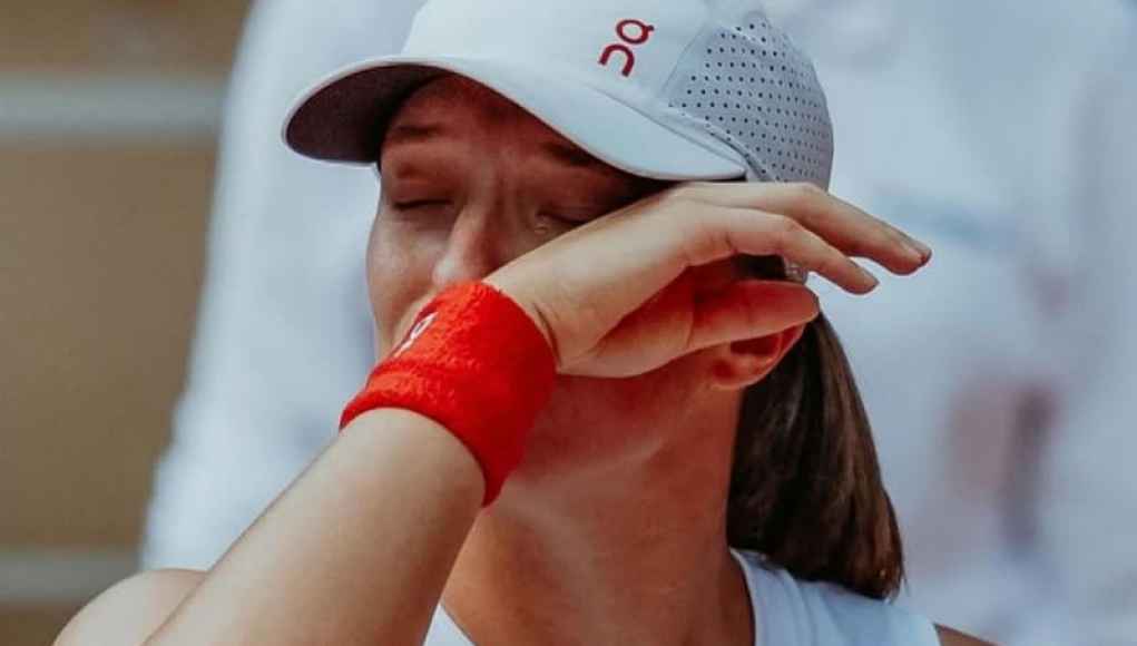 Iga Swiatek visiblemente llorando a pesar de derrotar a su rival en la United Cup Iga Swiatek visiblemente llorando a pesar de derrotar a su rival en la United Cup