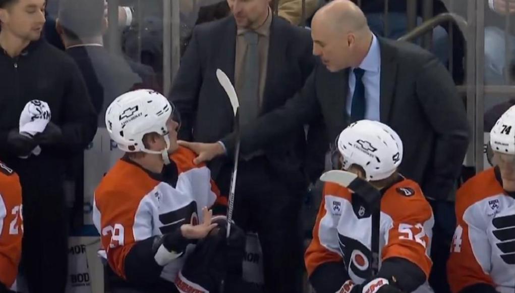 Rick Tocchet hace un cambio impactante en la alineación con la temporada en juego. Rick Tocchet hace un cambio impactante en la alineación con la temporada en juego.