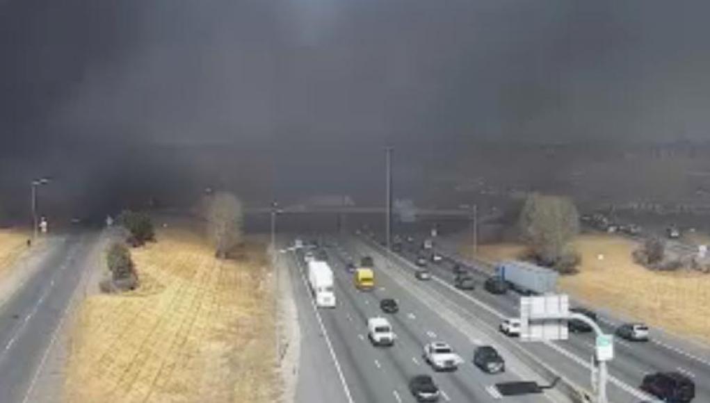 Ordenan evacuaciones por incendio en Thornton Ordenan evacuaciones por incendio en Thornton