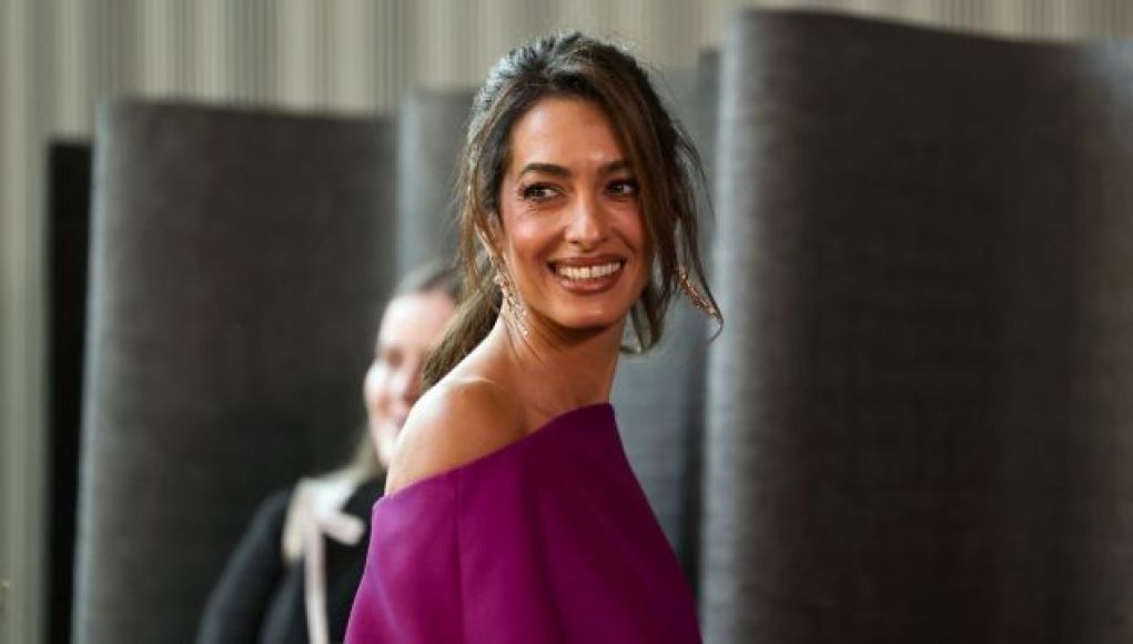 Amal Clooney agrega un toque de lujo al minivestido Balenciaga con Cartier Amal Clooney agrega un toque de lujo al minivestido Balenciaga con Cartier