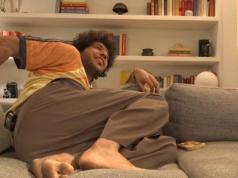 El esposo de Selena Gomez expone sus pies sucios y pedos en un nuevo podcast