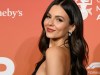 El minivestido recortado de Victoria Justice se mantiene unido mediante anillos para Galentine’s