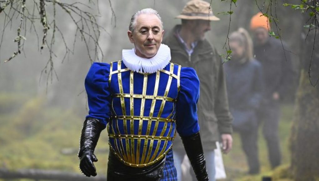 El presentador de Traitors, Alan Cumming, viste cuero vegano para la campaña de PETA El presentador de Traitors, Alan Cumming, viste cuero vegano para la campaña de PETA