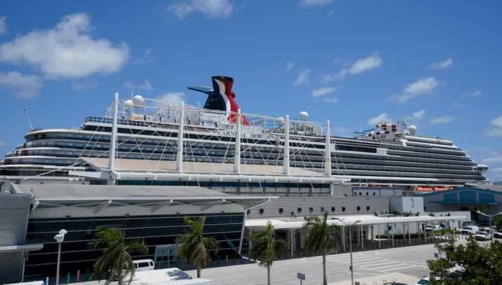 Adolescente acusado de la muerte de su hermanastra en un crucero en Florida, según un documento Adolescente acusado de la muerte de su hermanastra en un crucero en Florida, según un documento