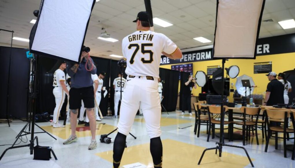 El fenómeno del campocorto, de 19 años, conecta dos jonrones contra los Medias Rojas en su debut en el entrenamiento de primavera El fenómeno del campocorto, de 19 años, conecta dos jonrones contra los Medias Rojas en su debut en el entrenamiento de primavera