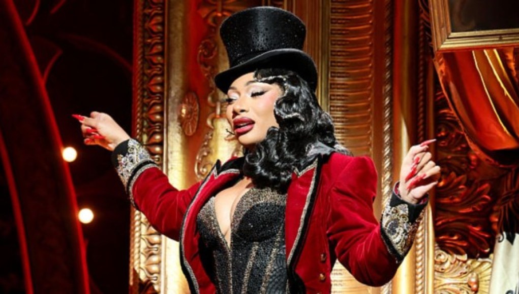 Megan Thee Stallion se pone una minifalda ultramicro y un top Dior sin mangas Megan Thee Stallion se pone una minifalda ultramicro y un top Dior sin mangas