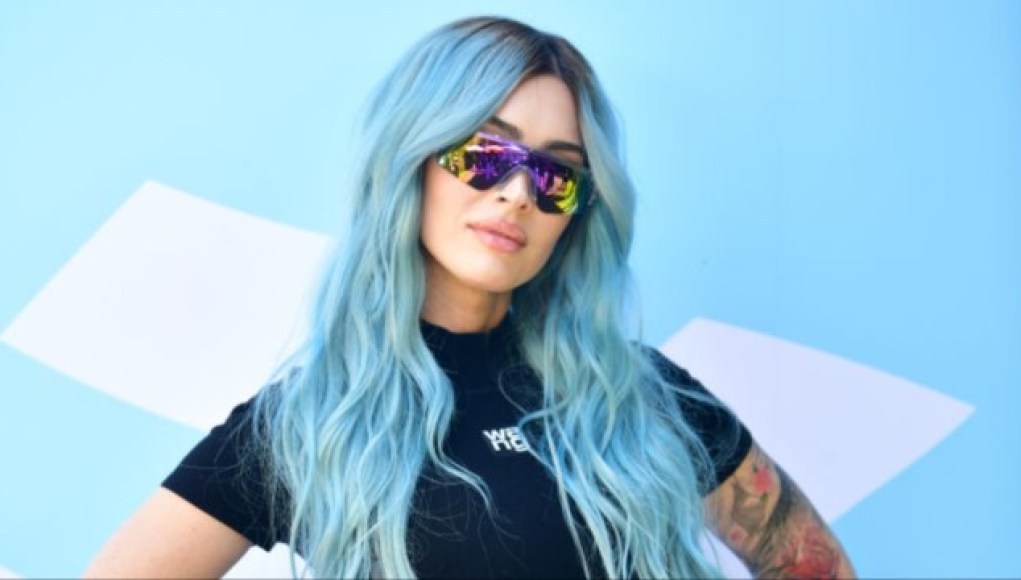 Megan Fox se pone un traje de falda con un escote ridículamente atrevido para Dr. Squatch Megan Fox se pone un traje de falda con un escote ridículamente atrevido para Dr. Squatch