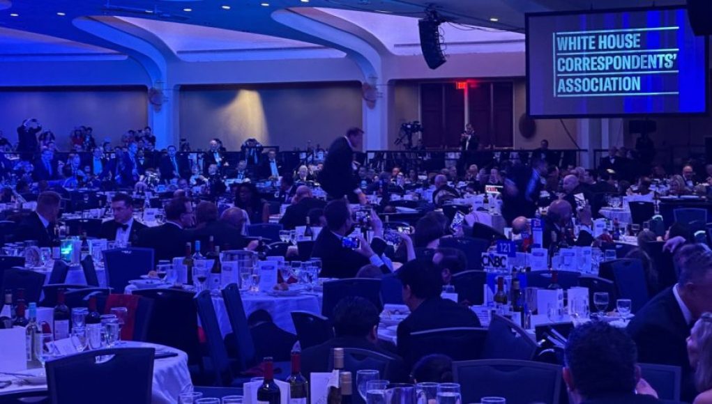 El hombre que siguió comiendo ensalada durante el tiroteo en la cena de la WHCA dice que «no tenía miedo» El hombre que siguió comiendo ensalada durante el tiroteo en la cena de la WHCA dice que «no tenía miedo»