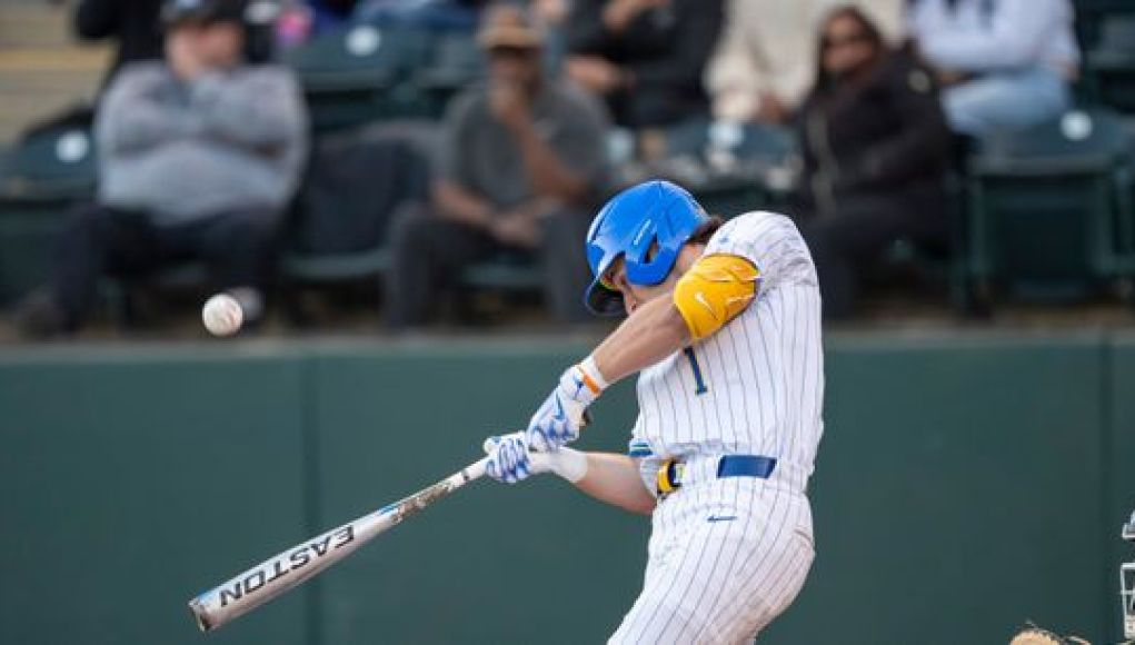 UCLA entrega el final de la serie a Sacramento State a pesar de los dos jonrones de Roch Cholowsky UCLA entrega el final de la serie a Sacramento State a pesar de los dos jonrones de Roch Cholowsky