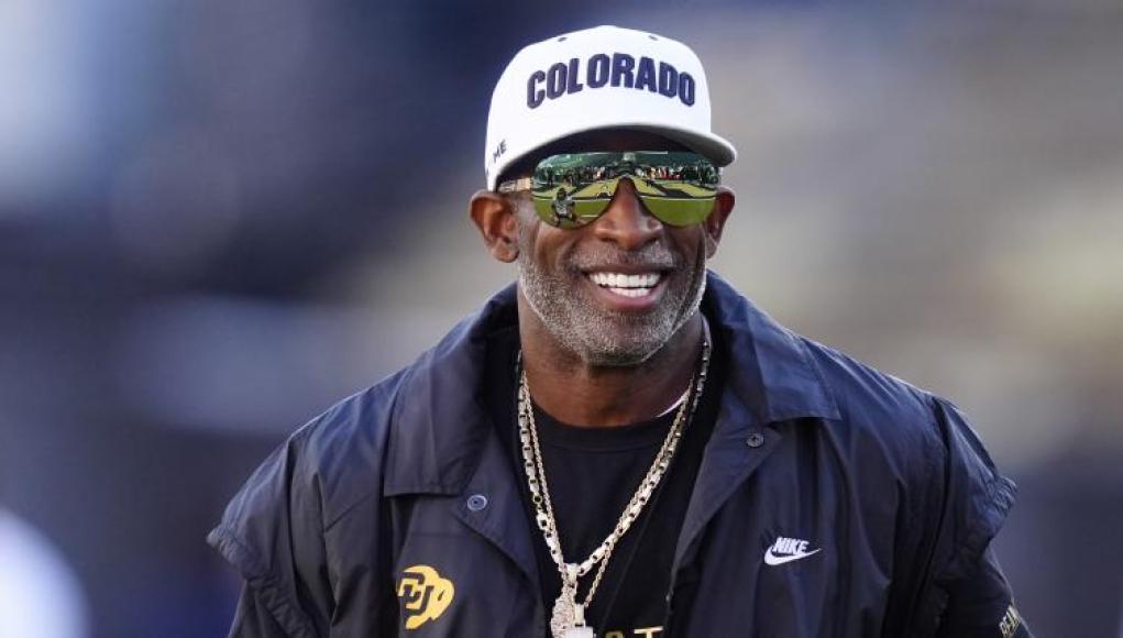 Deion Sanders busca al falso Louis de vacaciones con WAG Karrueche Tran y su hijo Deion Sanders busca al falso Louis de vacaciones con WAG Karrueche Tran y su hijo