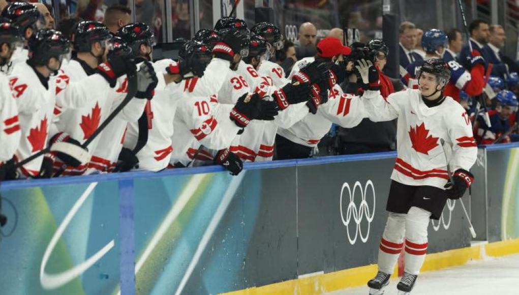Macklin Celebrini recibe el proverbial pase de la antorcha de Connor McDavid para el equipo de Canadá en los Juegos Olímpicos Macklin Celebrini recibe el proverbial pase de la antorcha de Connor McDavid para el equipo de Canadá en los Juegos Olímpicos