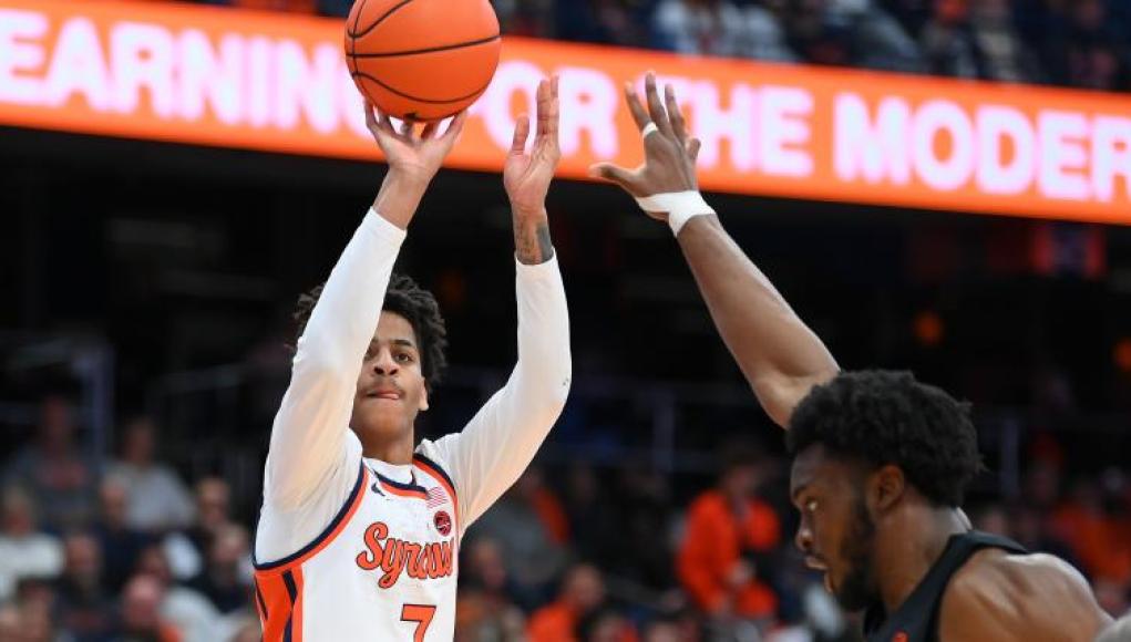 Kiyan Anthony pone a un defensor de Miami en un cartel mientras su padre Carmelo Anthony observa a Syracuse Kiyan Anthony pone a un defensor de Miami en un cartel mientras su padre Carmelo Anthony observa a Syracuse