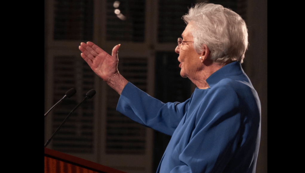 El gobernador Ivey firma una nueva ley poco después de ser dado de alta del hospital El gobernador Ivey firma una nueva ley poco después de ser dado de alta del hospital