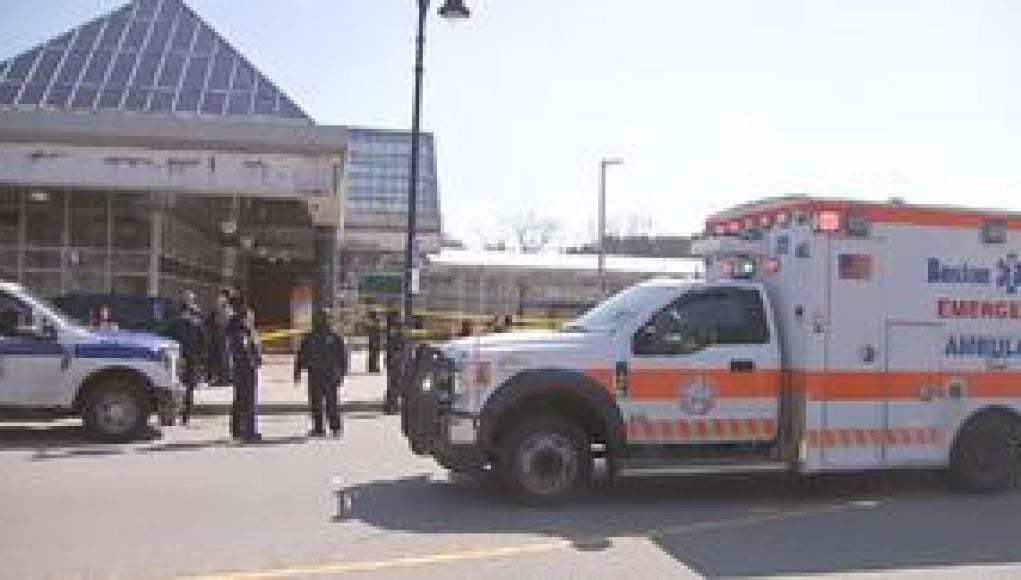 2 oficiales de tránsito hospitalizados después de una pelea con un hombre que empuñaba un cuchillo en la estación MBTA de Boston 2 oficiales de tránsito hospitalizados después de una pelea con un hombre que empuñaba un cuchillo en la estación MBTA de Boston