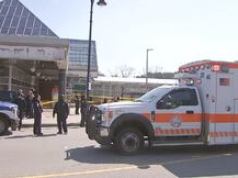 2 oficiales de tránsito hospitalizados después de una pelea con un hombre que empuñaba un cuchillo en la estación MBTA de Boston
